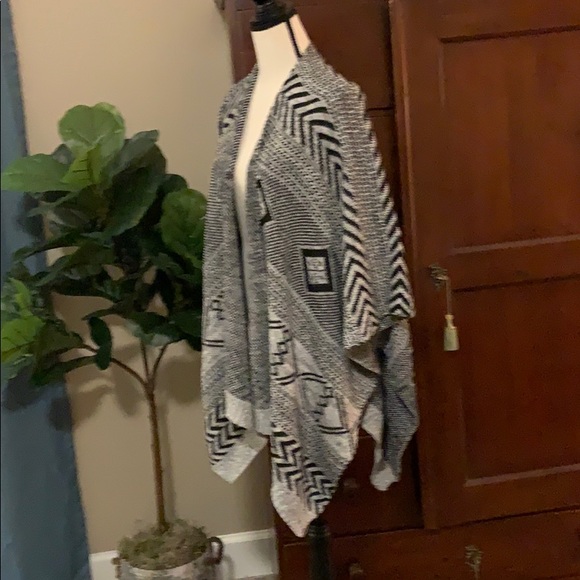 NWT The Jetset Diaries Standard Knit Poncho - OS - Picture 6 of 11